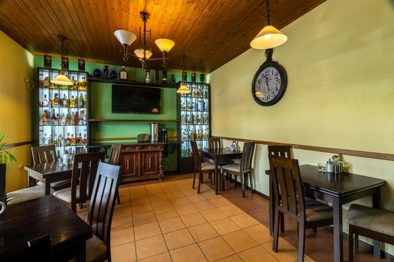 Penzion Rodos - Cafe Прага Екстериор снимка