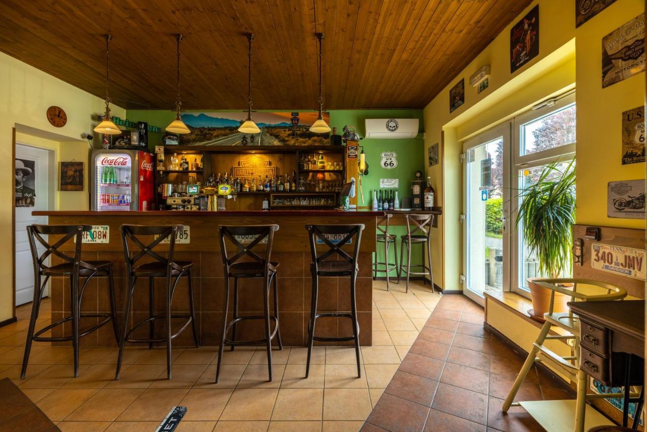 Penzion Rodos - Cafe Прага Екстериор снимка