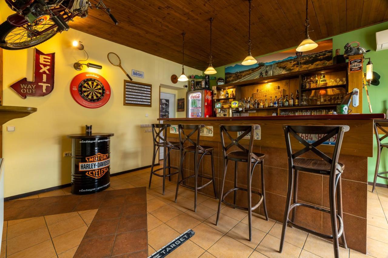 Penzion Rodos - Cafe Прага Екстериор снимка
